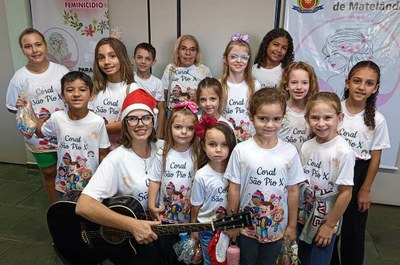 Coral Infantil da Catequese visitou a Câmara de Matelândia.