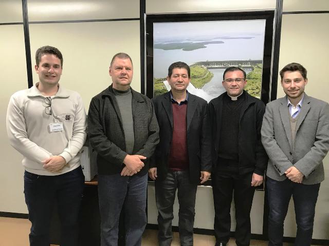 Presidente Gabriel acompanha Pe. Gerisvan em reunião na Itaipu.