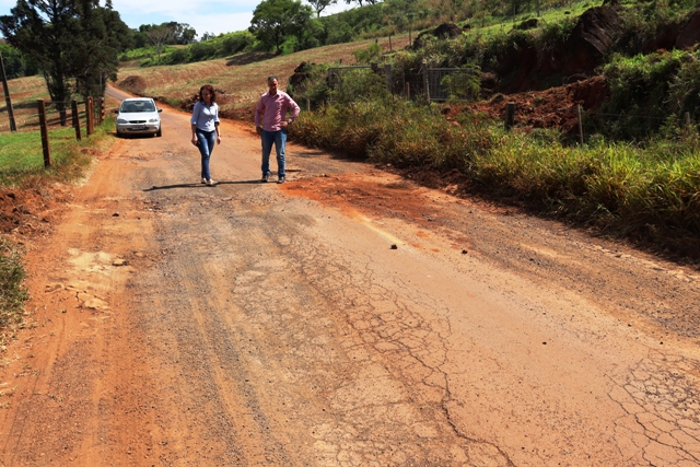 Uni e Stela verificando problemas da estrada da Linha Cozer.