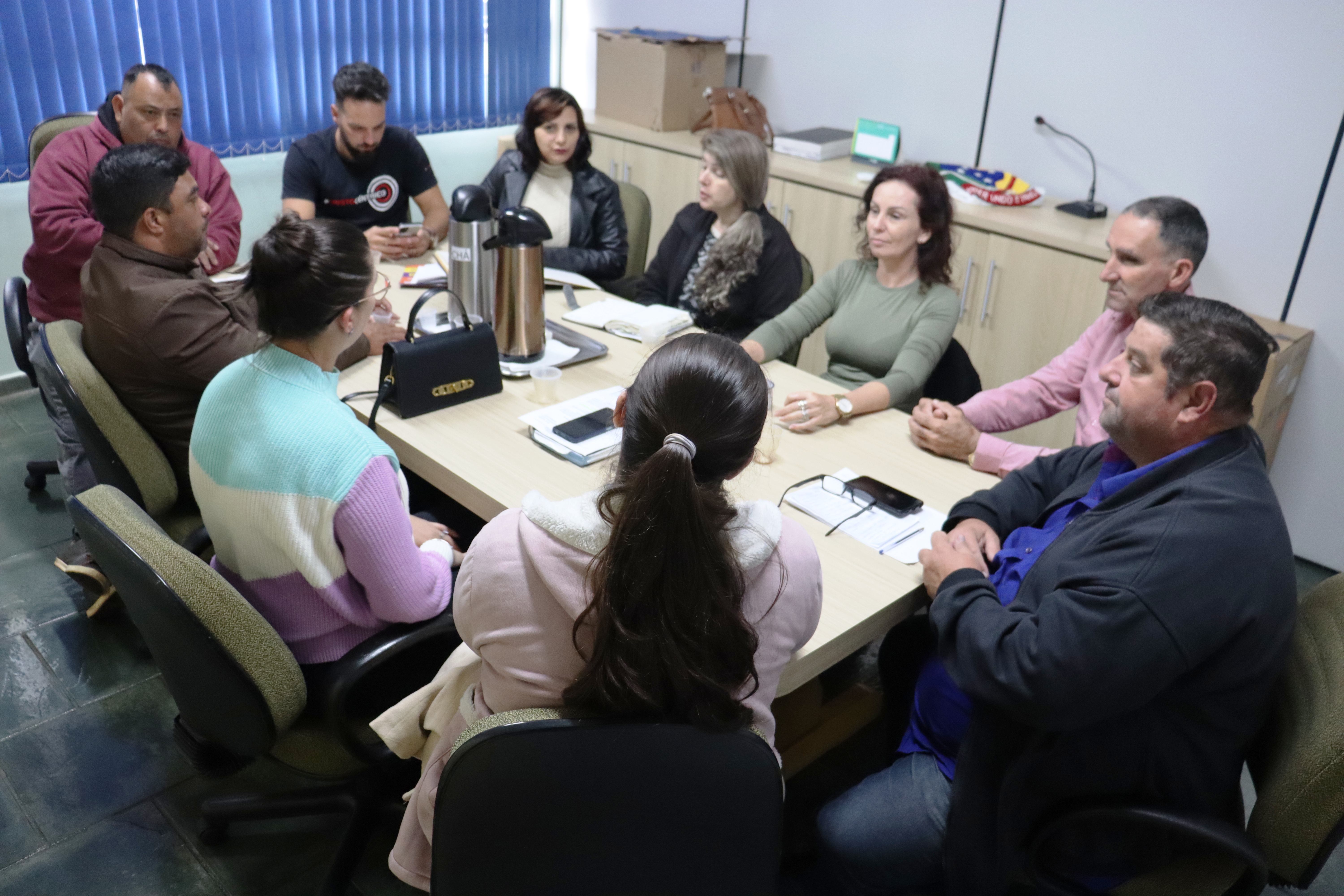 Vereadores em reunião com Secretária de Educação.