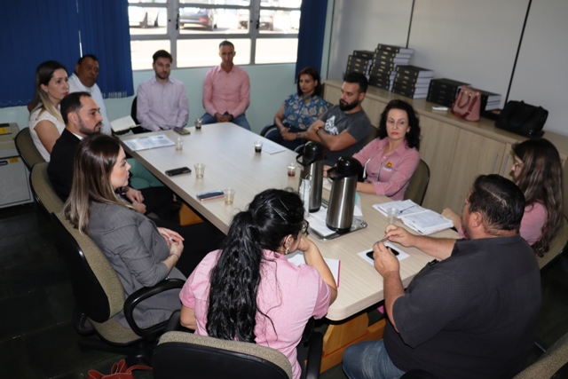 Vereadores reunidos com representantes do Sindicado dos Servidores.