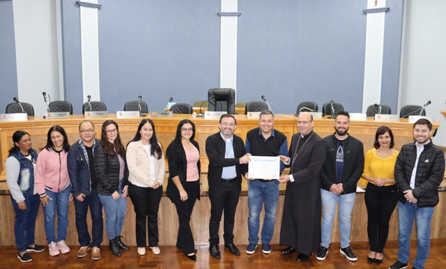 Câmara entrega moção de aplausos à Paróquia Nossa Senhora de Caravággio pelos seus 60 anos.