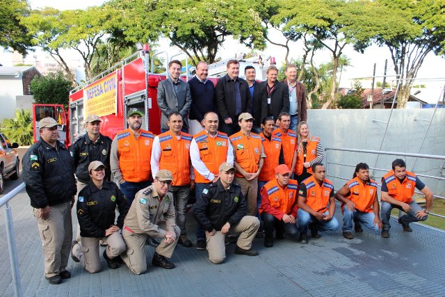 LAR COOPERATIVA AGROINDUSTRIAL REALIZA ENTREGA DE CAMINHÃO DE BOMBEIRO A DEFESA CIVIL DE MATELÂNDIA.