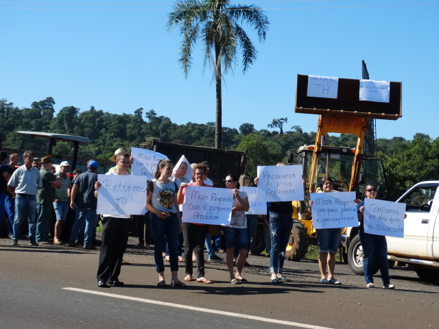 Manifestação cobra retorno na BR-277 entre Matelândia e Medianeira.