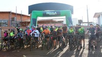 Matelândia entrega projeto "Programa Pedala Paraná" e ganha trecho sinalizado com placas e totem para ciclistas.