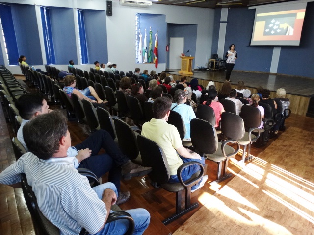 Palestra enfatiza prevenção de quedas na melhor idade – Vereadores acompanharam.