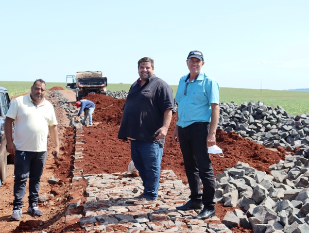 Prefeito Maximino, Presidente da Câmara Celso Gregório (Bedéco) e vereador Serjão visitaram obras no interior de Matelândia.