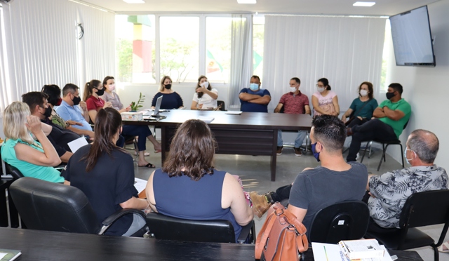 Prefeito recebe vereadores para um café da manhã.