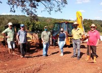 Vereadora Jussara acompanha melhorias em estradas rurais e na sede da Vila Marquesita.