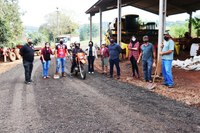 Vereadores acompanham colocação de raspa asfáltica na Linha Cozer.