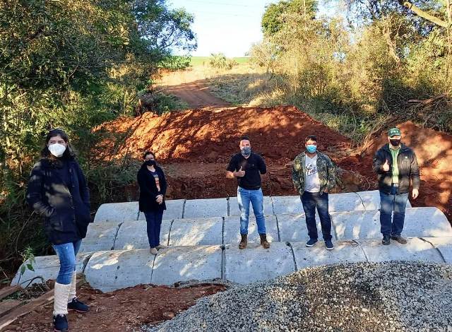 Vereadores acompanham construção de ponte entre os municípios de Matelândia e Céu Azul.