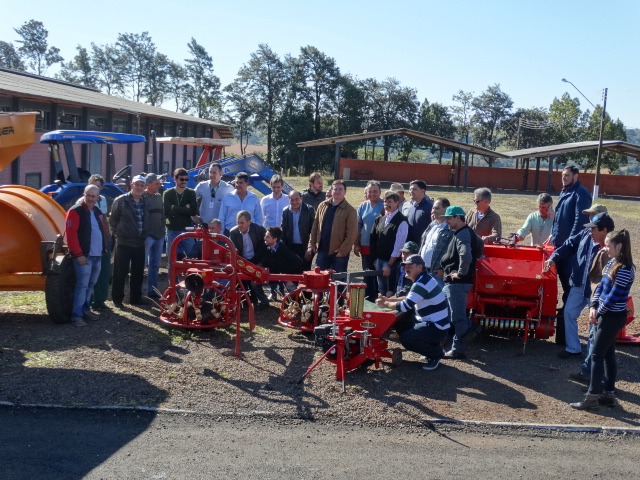 Vereadores acompanham entrega de equipamentos agrícolas 