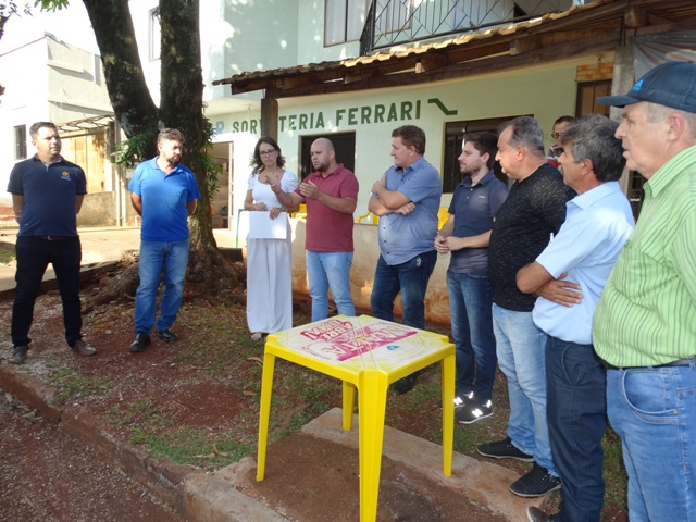 Vereadores de Matelândia participam de assinatura de ordem de serviço para recape asfáltico no Bairro São Cristóvão.