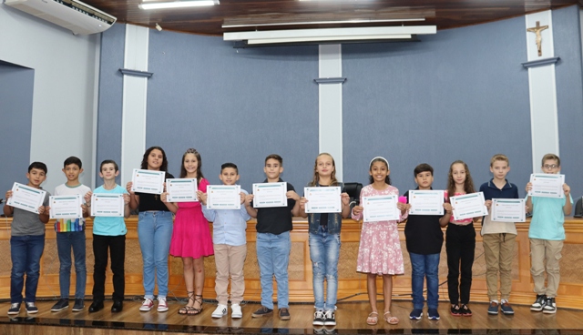 Vereadores mirins gestão 2024 tomam posse na Câmara de Vereadores de Matelândia.