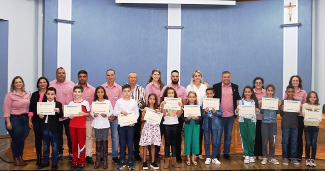 Vereadores mirins tomam posse na Câmara de Vereadores de Matelândia.