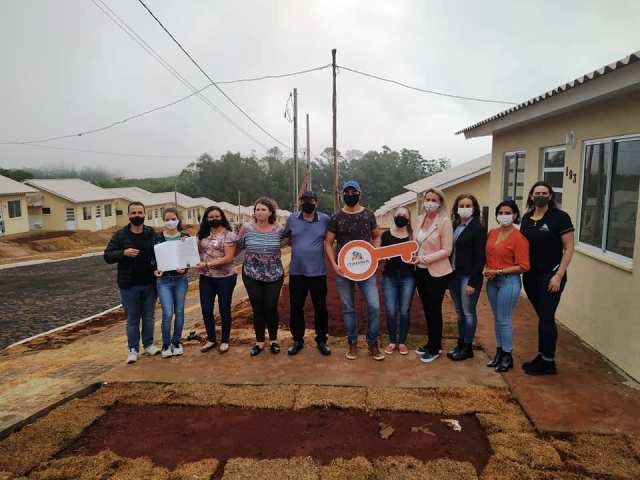 Vereadores participam da entrega de 49 novas moradias no Distrito de Agro-Cafeeira.