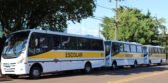 Vereadores participam da entrega de três ônibus para o transporte escolar.