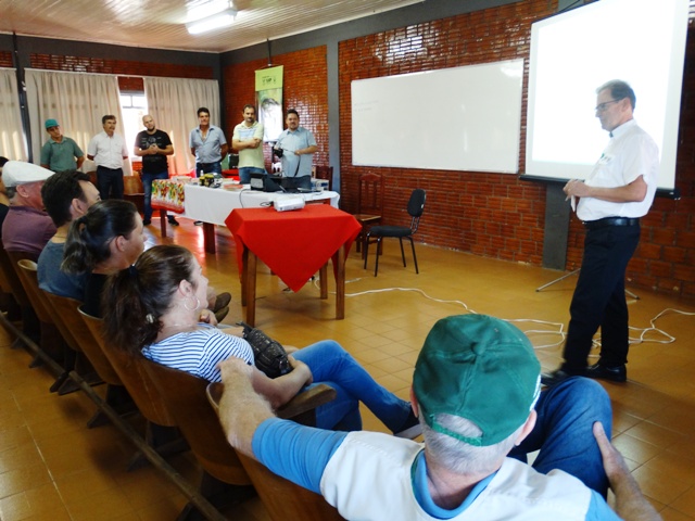 Vereadores participam de abertura do Curso de APICULTURA.