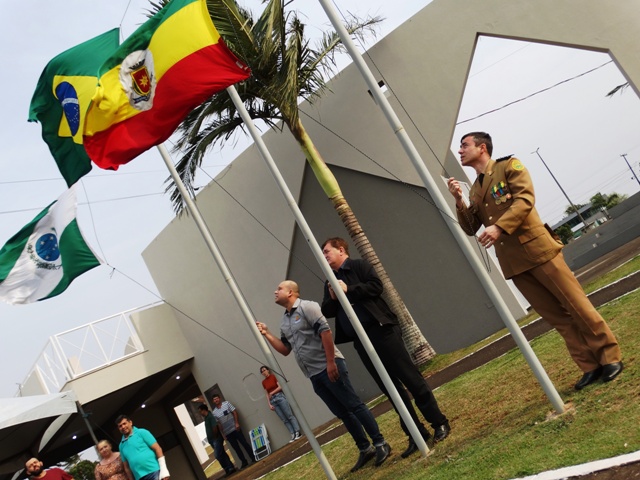 Vereadores participam do desfile cívico de 7 de Setembro.