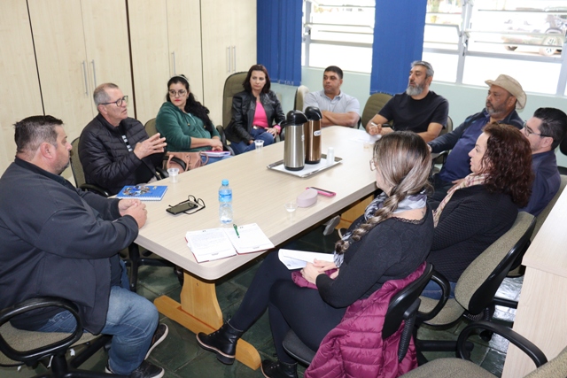 Vereadores recebem prefeito para um café da manhã.