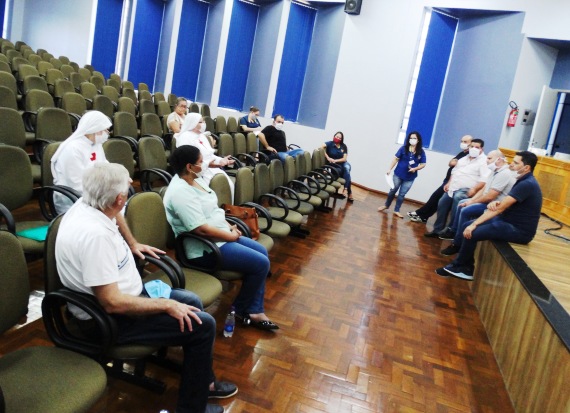 Vereadores tem reunião com equipe da saúde e responsáveis de hospital na Câmara.