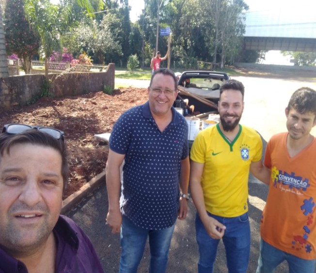 Vereadores verificam instalação de placas de identificação das ruas na comunidade de Vila Esmeralda.