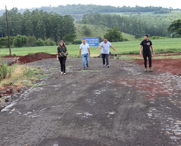 Vereadores visitam obra de calçamento e família na comunidade da Picada Benjamin.