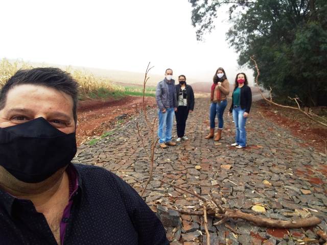 Vereadores visitam obra de calçamento e famílias na comunidade da Vila Brasil.